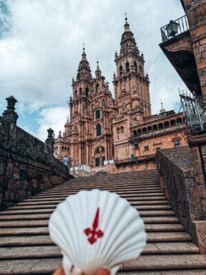 Státisíce pútnikov z celého sveta ročne smerujú do španielskeho mesta Santiago de Compostela. V dnešnej dobe do Santiaga neputujú len kresťania.